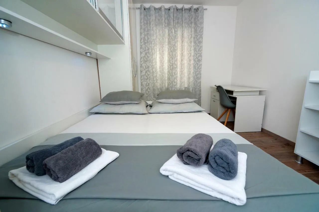 Apartments Magli Kastela 0*,